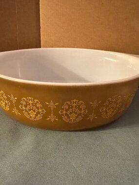 Pyrex "Golden Wreath" Casserole Dish